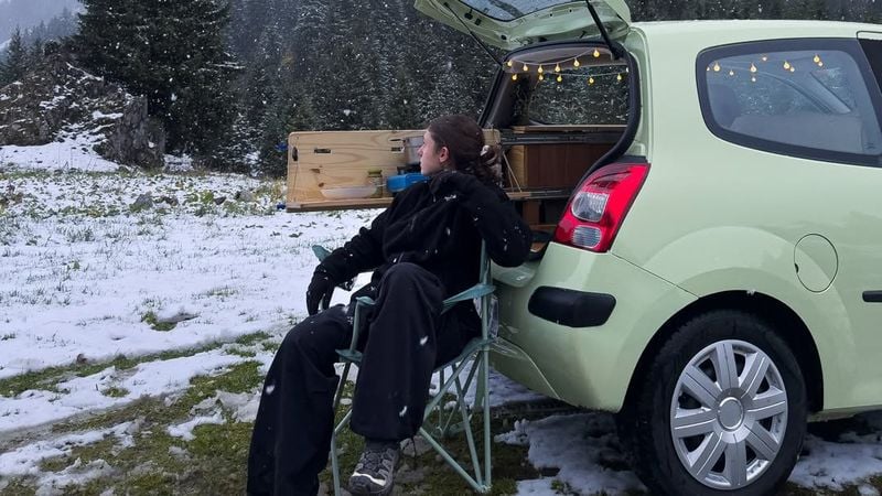 Emma droomde van een camper, dus bouwde ze haar Twingo om voor 300 euro