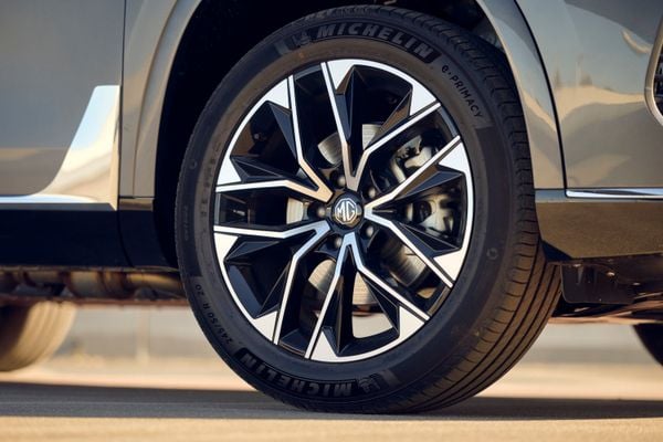 Twintig inch wiel van de MG S9 PHEV