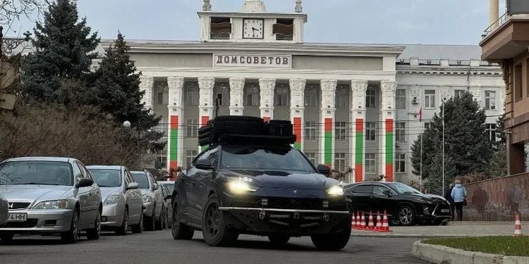 Man verkoopt huis om rond te reizen in Lamborghini-camper