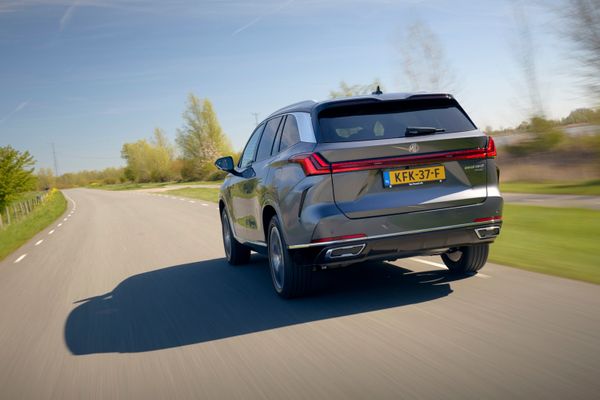 MG S9 PHEV van achteren rijdend