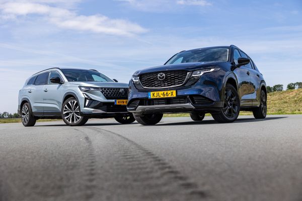 Mazda CX-5 en Renault Espace naast elkaar van voren