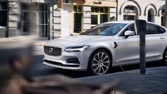 Twin Engine T8 Volvo S90 Inscription White