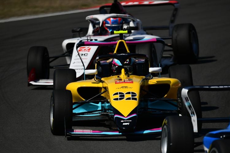 Een kijkje achter de schermen bij de F1 Academy: 20-jarige Esmee rijdt in topklasse voor vrouwen