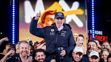 LAS VEGAS - Max Verstappen (Red Bull Racing) viert het behalen van zijn vierde wereldtitel met zijn team na afloop van de Las Vegas Grand Prix. ANP SEM VAN DER WAL