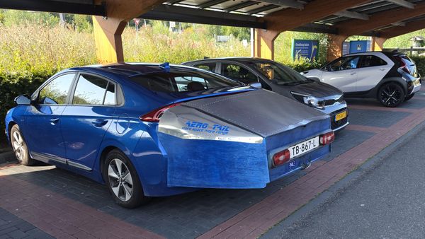 Nederlander maakt zijn Hyundai met speciale trekhaakkoffer aerodynamischer en ruimer
