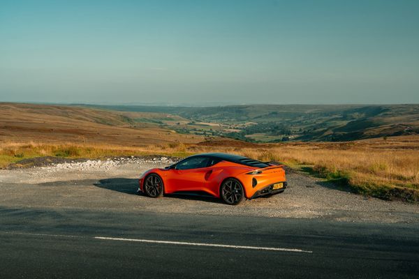 Lotus Emira 420 Sport bij een uitzichtpunt