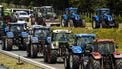 trekker tractor verkeer weg straat inhalen doorgetrokken streep