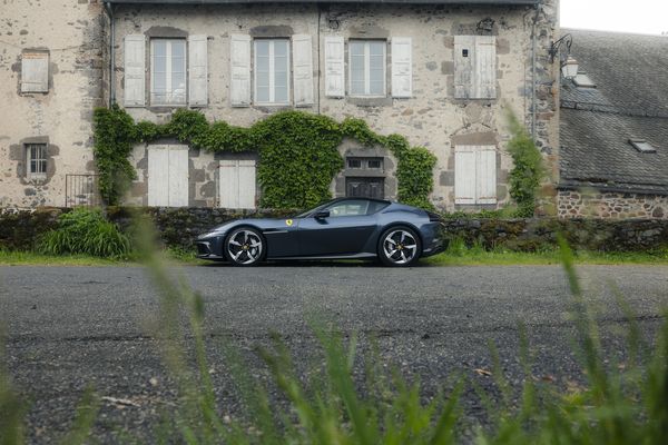 Ferrari 12Cilindri voor een stenen hotel in Salers