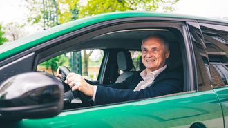 Fabrice Cambolive achter het stuur van de Renault Twingo in Parijs