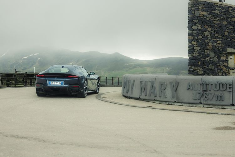 Ferrari 12Cilindri bij de Puy Mary in de mist