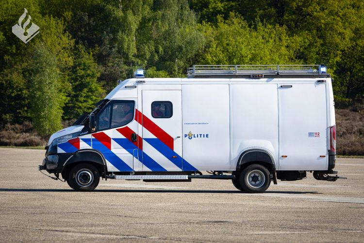 Nederlandse politie laat ineens ruige 4x4’s zien: busjes met 3,0-litermotor zijn redder in nooit