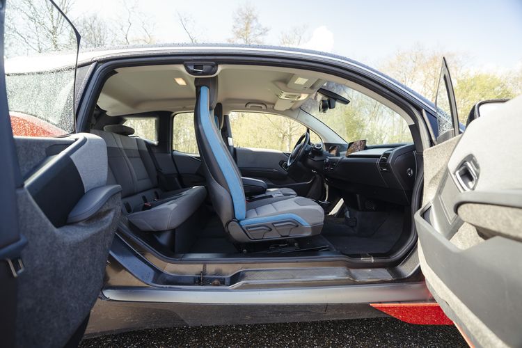 Ben je op zoek naar een leuke elektrische occasion die betaalbaar, licht en bijzonder is? Dan ben je bij de BMW i3 aan het juiste adres.