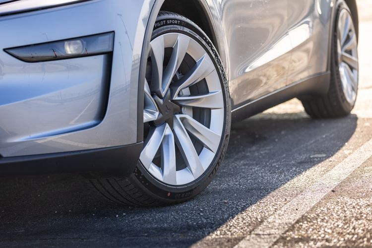 7 zitplaatsen kosten bij de Tesla Model Y 2.500 euro: toch ben je met een groot gezin 16.000 euro meer kwijt