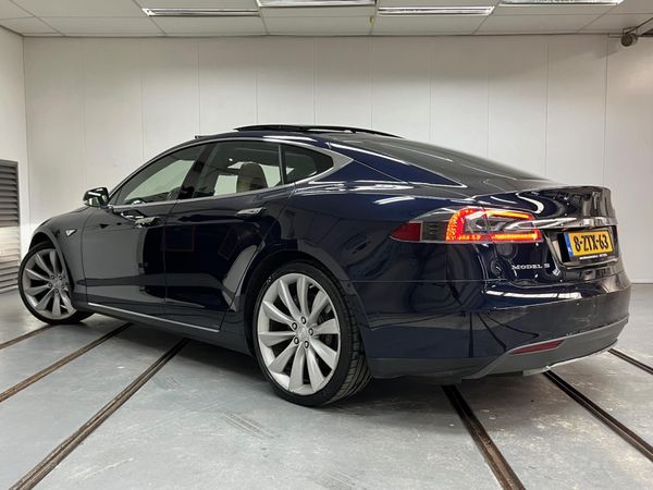 Gratis rijden naar de halve finale in Dortmund met goedkope Tesla