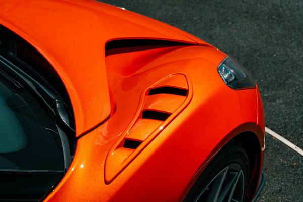 Louvres in het voorspatbord van de Lotus Emira 420 Sport