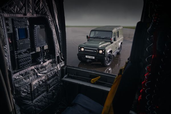 Land Rover Defender Q40