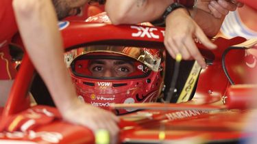 epa11683780 Spanish driver Carlos Sainz Jr of Scuderia Ferrari in action during the second practice of the Formula One Mexico Grand Prix at the Hermanos Rodriguez Racetrack in Mexico City, Mexico, 25 October 2024. The Formula One Mexico Grand Prix takes place on 27 October.  EPA/Mario Guzman