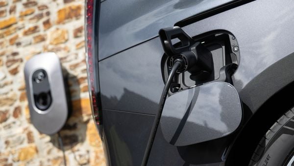 Airco ’s nachts gratis gebruiken: “Mercedes gaat met snellaadaansluiting huis van elektriciteit voorzien”