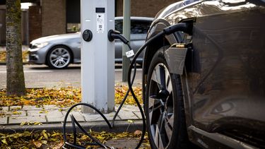 Laadprijzen Nederlandse gemeentes verschillen enorm: bespaar 900 euro per jaar door een laadpaal verderop te laden