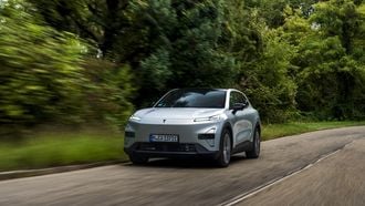 Changan Deepal S05 rijdend op een groene weg