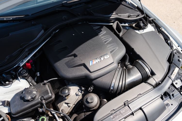 BMW M3 مقابل Mercedes C 63: يجب أن تسمع هذه الأعمدة V8