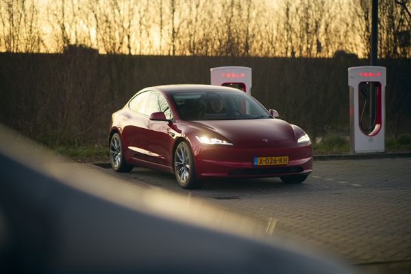 Цената на електрическия автомобил Tesla Model 3 е EV, а разходът е 100 км