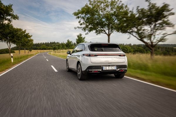 Leapmotor B05 rijdend van achteren