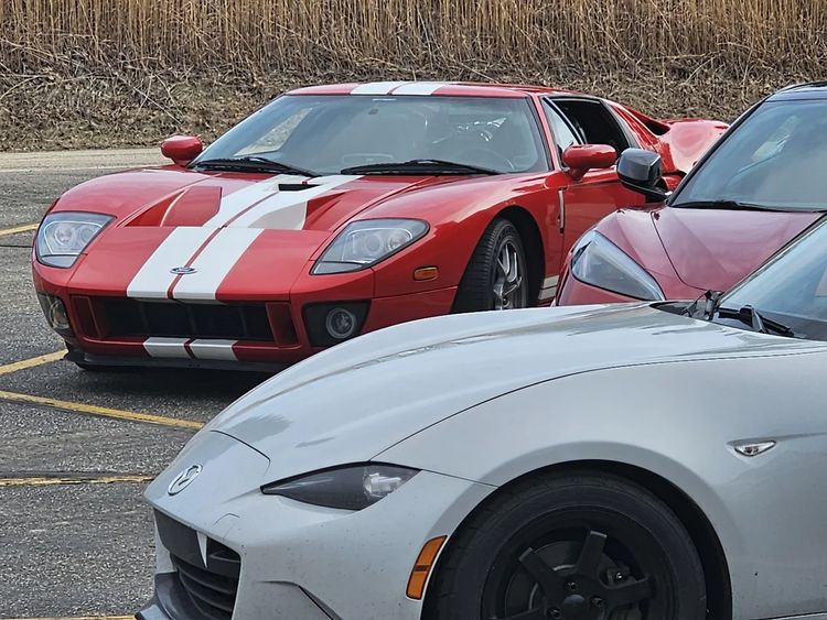 Bestuurder crasht peperdure Ford GT van vader bij inhalen MX-5