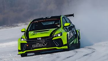 Methanol alcohol rijden raceauto geely chinese auto, crypto