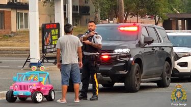 Volwassen man wordt aangehouden in speelgoedauto