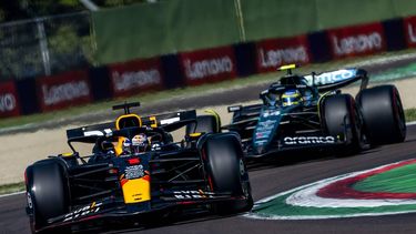 IMOLA - Max Verstappen (Red Bull Racing) en Fernando Alonso (Aston Martin) tijdens de kwalificatie voor de Grote Prijs van Italie op het circuit in aanloop naar de Grote Prijs van Emilia-Romagna. ANP REMKO DE WAAL