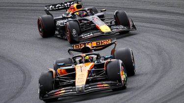 ZANDVOORT - Oscar Piastri (McLaren) (onder), Max Verstappen (Red Bull) (boven) tijdens de F1 Grand Prix van Nederland op het Circuit van Zandvoort. ANP SEM VAN DER WAL drinksysteem coureurs race