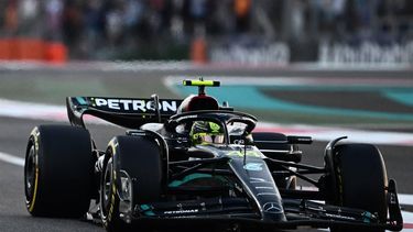 Mercedes' British driver Lewis Hamilton drives during the Abu Dhabi Formula One Grand Prix at the Yas Marina Circuit in the Emirati city on November 26, 2023. 
Jewel SAMAD / AFP