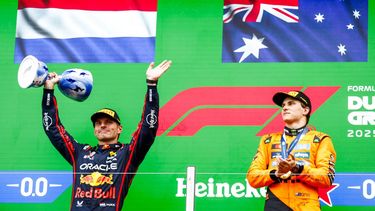 ZANDVOORT - (l-r) Max Verstappen (Red Bull), Oscar Piastri (McLaren) op het podium na afloop van de F1 Grand Prix van Nederland op het Circuit van Zandvoort. ANP SEM VAN DER WAL