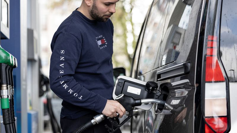 Benzine en diesel blijven duur: 8 slimme én vergeten tips om zuinig te rijden