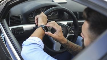smartwatch auto autorijden rijden boete bekeuring strafbaar