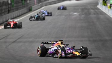2023-11-19 06:06:30 Red Bull Racing's Dutch driver Max Verstappen races during the Las Vegas Formula One Grand Prix on November 18, 2023, in Las Vegas, Nevada.  
ANGELA WEISS / AFP