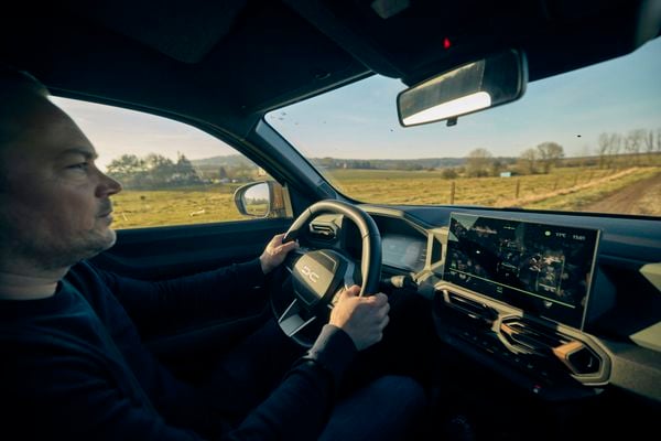 Offroaden met Dacia Duster gaat fout! Uren vast in modder
