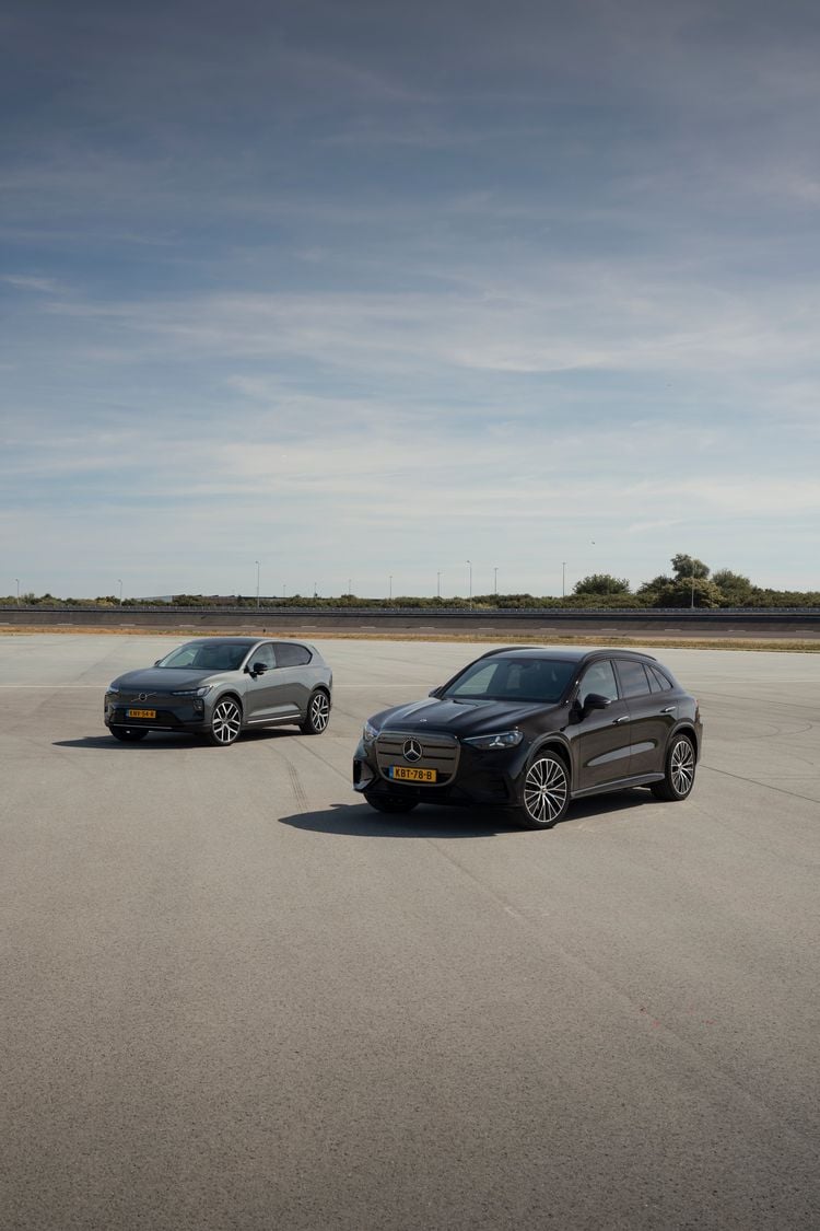 Mercedes-Benz GLC en Volvo EX60 van bovenaf