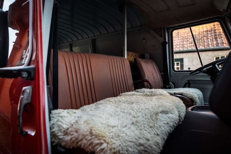 Betaalbare wegenbelastingvrije bus is klaar om camper te worden