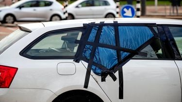 auto-inbraken, foto van een auto met een gebroken raam dat afgeplakt is