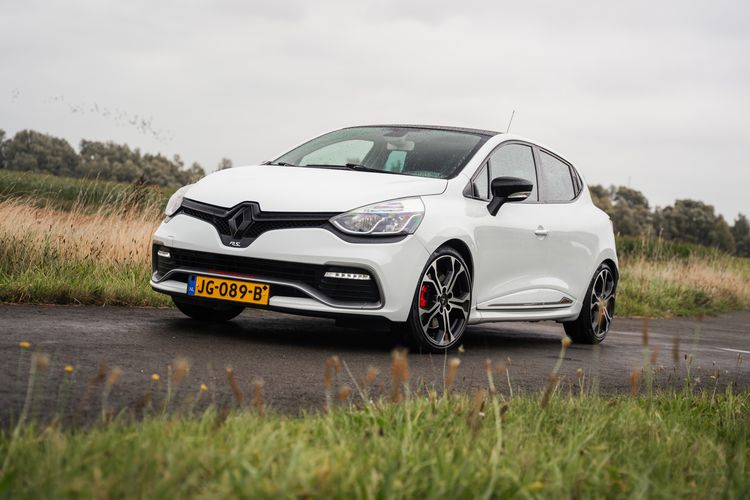 betaalbare tweedehands hot hatch Ford Fiesta ST en Renault Clio RS Trophy