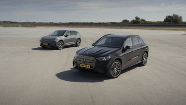 Mercedes-Benz GLC en Volvo EX60 naast elkaar op de testbaan
