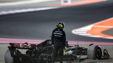 2023-10-08 19:04:21 Mercedes' British driver Lewis Hamilton stands next to his damaged car after crashing out of the Qatari Formula One Grand Prix at Lusail International Circuit on October 8, 2023. 
Giuseppe CACACE / AFP