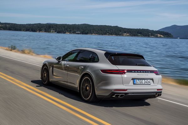 Porsche Panamera Turbo Sport Turismo rijdend langs een meer