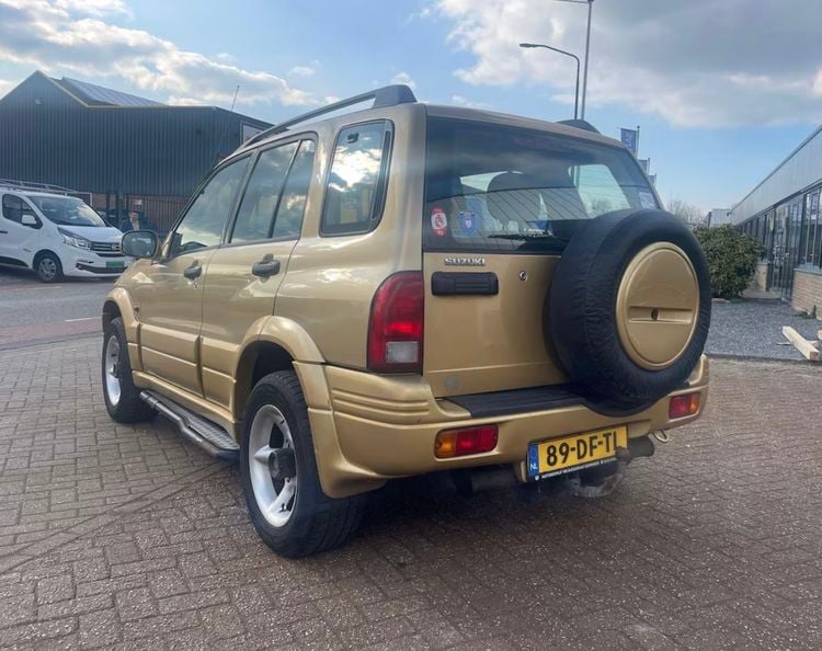 Suzuki Grand Vitara terreinwagen offroader 4x4 occasion tweedehands auto Toyota Land Cruiser