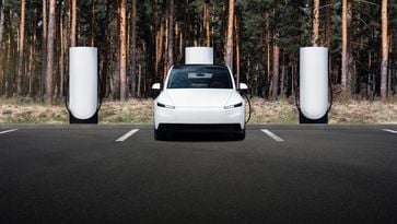 Tesla verkoopt ook in Nederland Supercharger-stations vanaf 234.000 euro: dit is de verwachte winst
