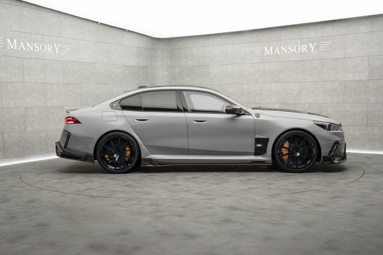 Mansory geeft BMW M5 een Honda Civic-uitlaat