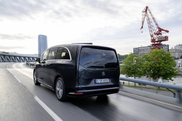 700 km actieradius en krankzinnig zwaar: Mercedes VLE zoekt grenzen B-rijbewijs op