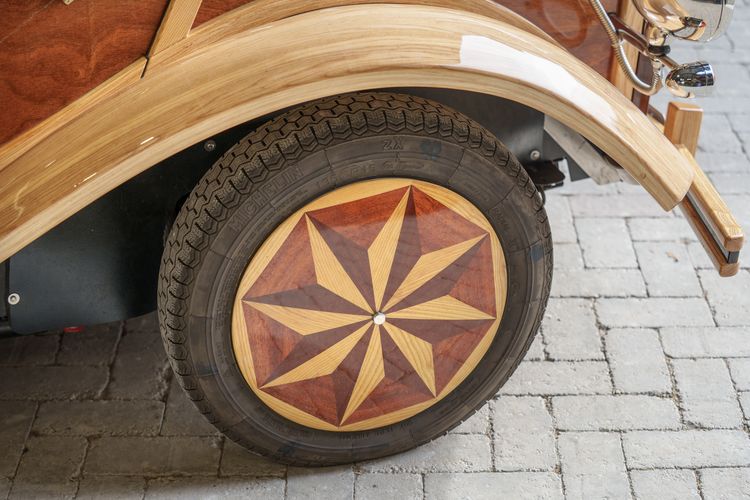 Timmerman Gerrit (70) bouwde zijn eigen auto van hout: 